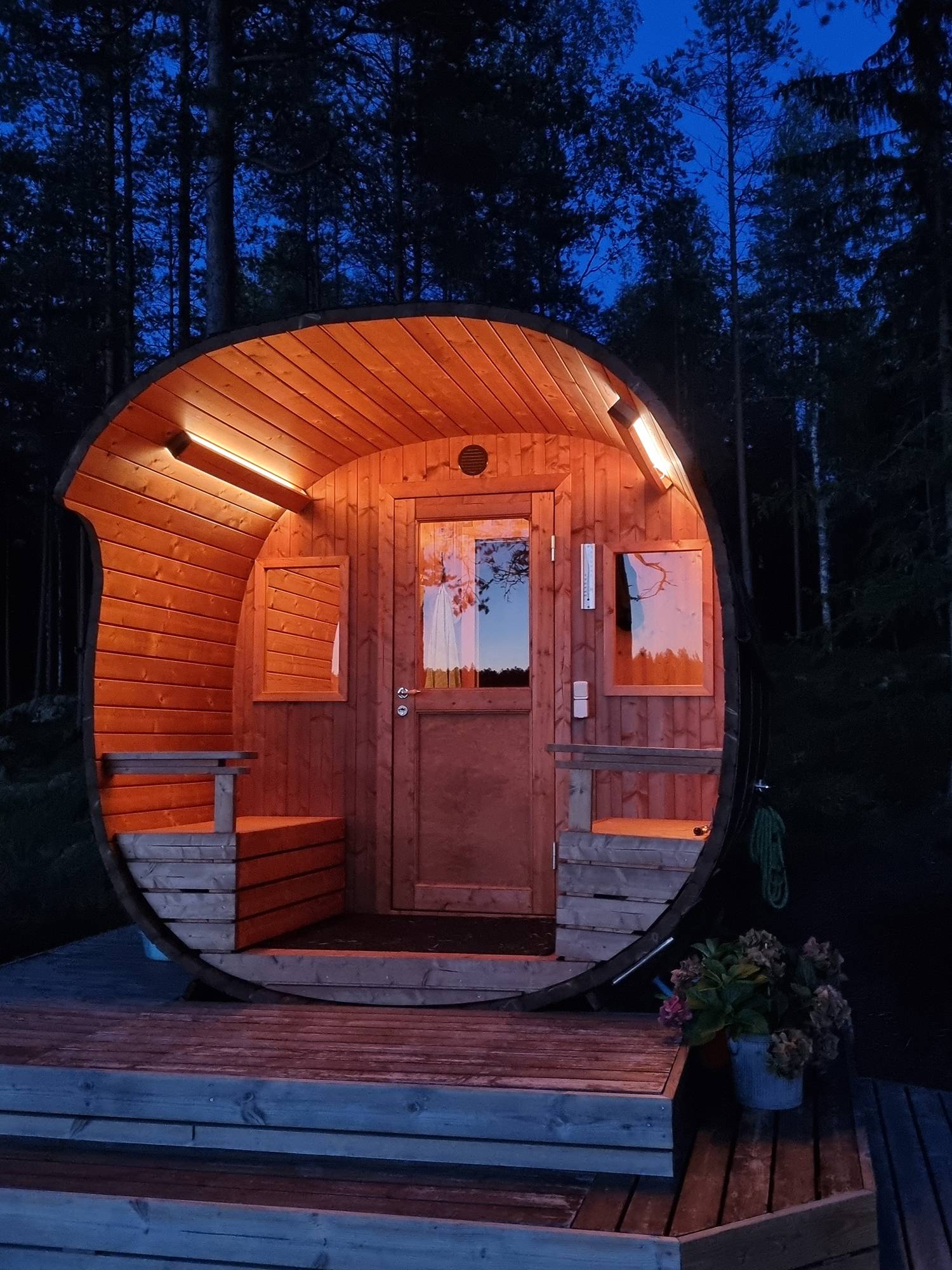 Sauna je osvětlena led páskovými světly, která vytvářejí nepřímé světlo na stropě ve dvou směrech. Ledstore.fi